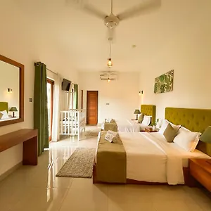 J Leaf By Blue Bird Hotel